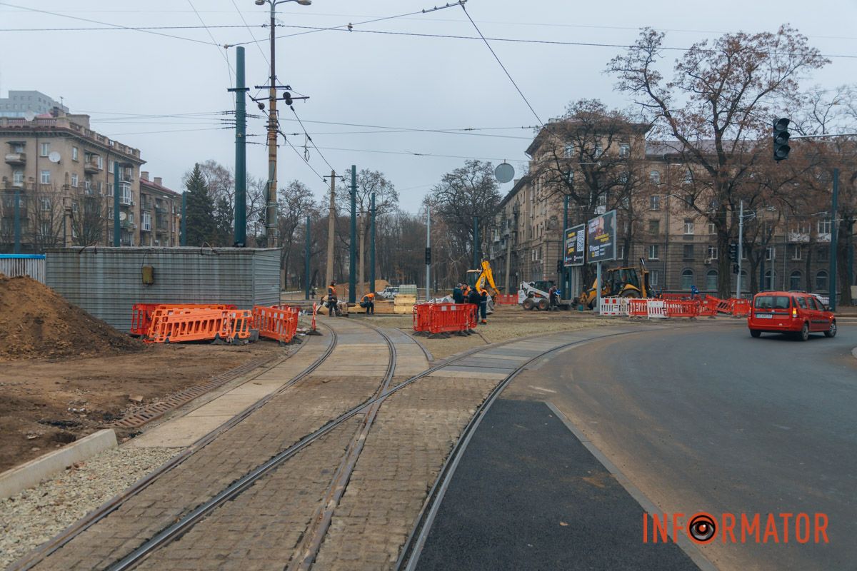 Розпочалися 4 місяці тому: у Дніпрі на Лесі Україні затримується ремонт на трамвайному переїзді 3
