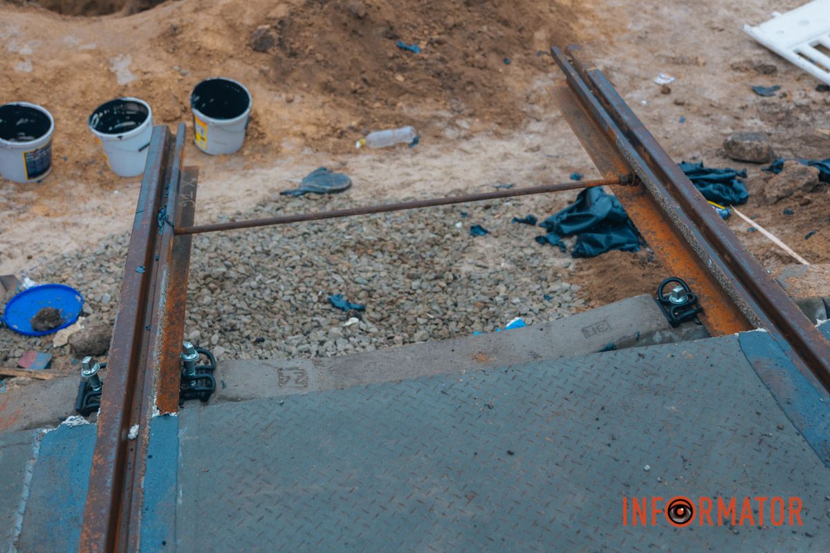 Розпочалися 4 місяці тому: у Дніпрі на Лесі Україні затримується ремонт на трамвайному переїзді 28