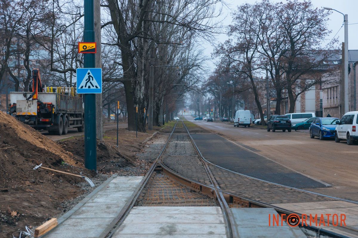 Розпочалися 4 місяці тому: у Дніпрі на Лесі Україні затримується ремонт на трамвайному переїзді 36