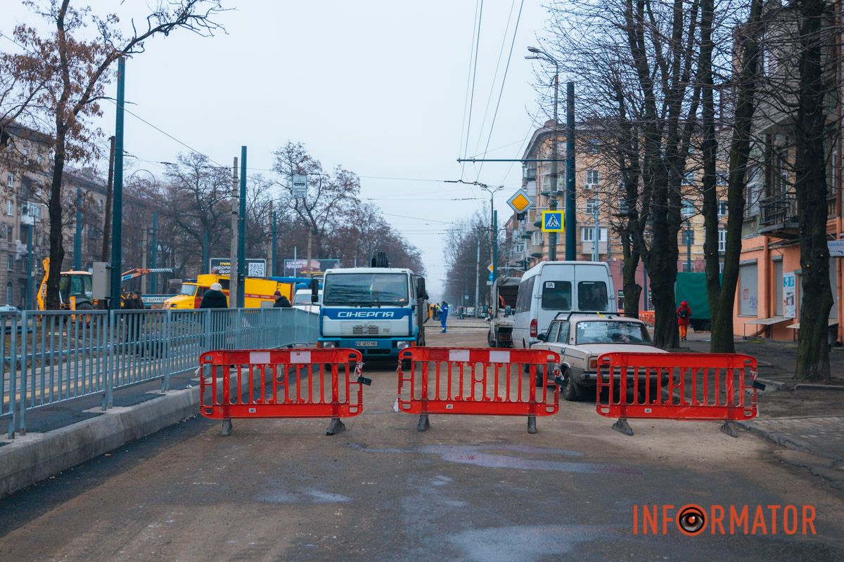 Розпочалися 4 місяці тому: у Дніпрі на Лесі Україні затримується ремонт на трамвайному переїзді 35