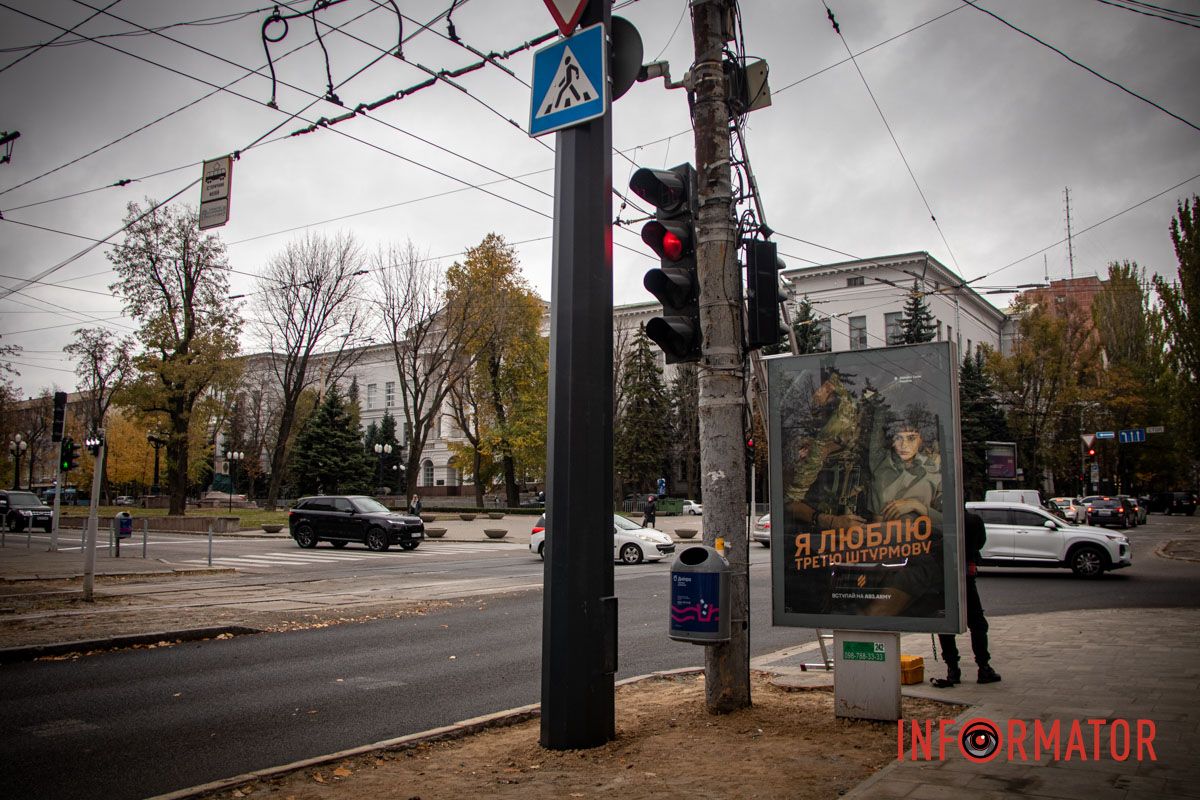 Нові опори, що встановили на площі Соборній. 11 листопада 2024