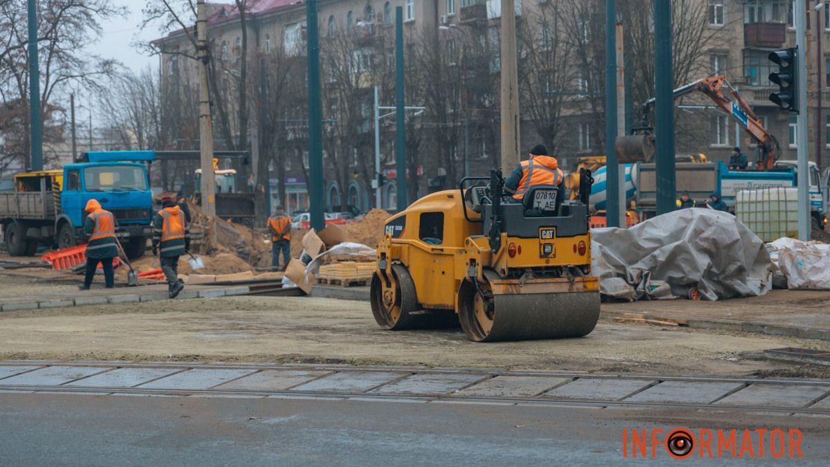 На проспекте Леси Украинки и бульвара Батальона Днепр продолжаются ремонтные работы на трамвайном переезде