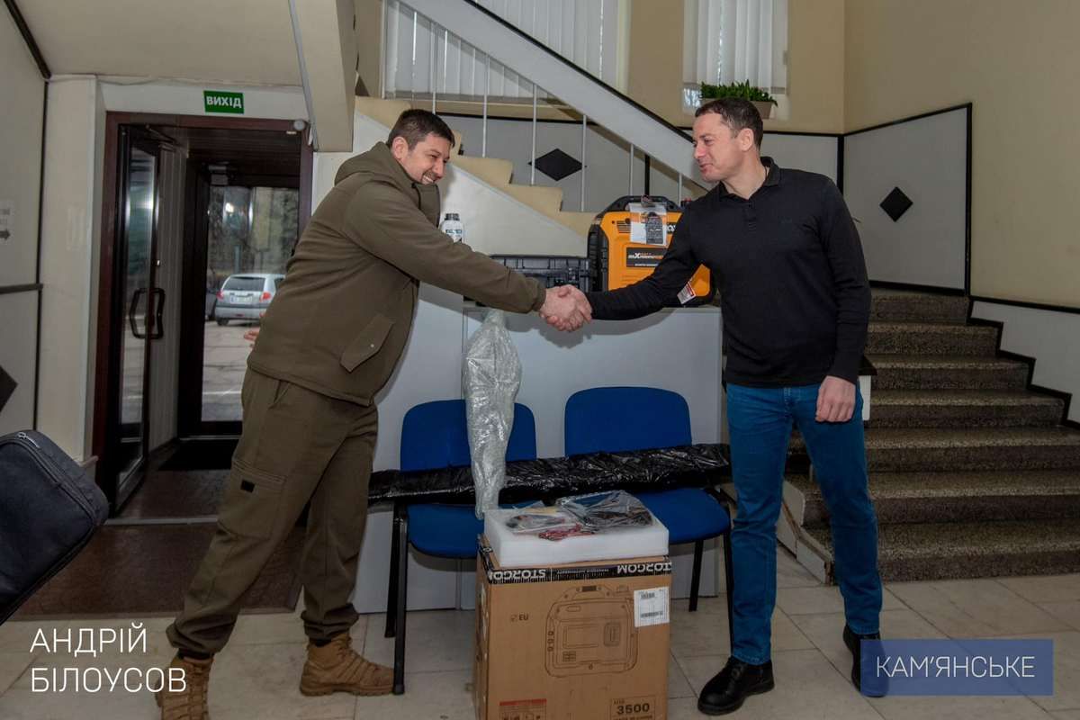 Мэр Каменского передал станцию управления дронами и генератор военным В Каменском передали Защитникам станцию управления дронами и генератор 1