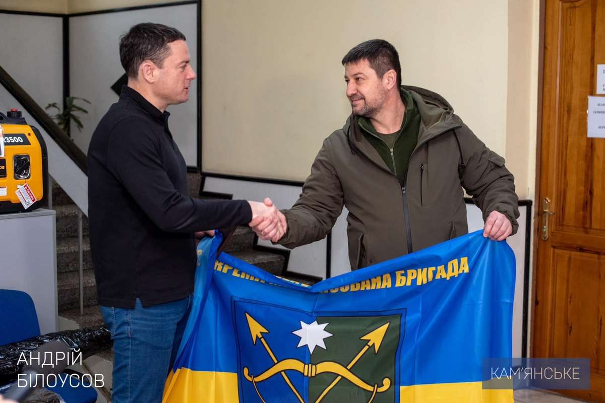 "Такое оснащение является крайне необходимым для наших защитников в условиях современной войны", - Андрей Белоусов В Каменском передали Защитникам станцию управления дронами и генератор 4