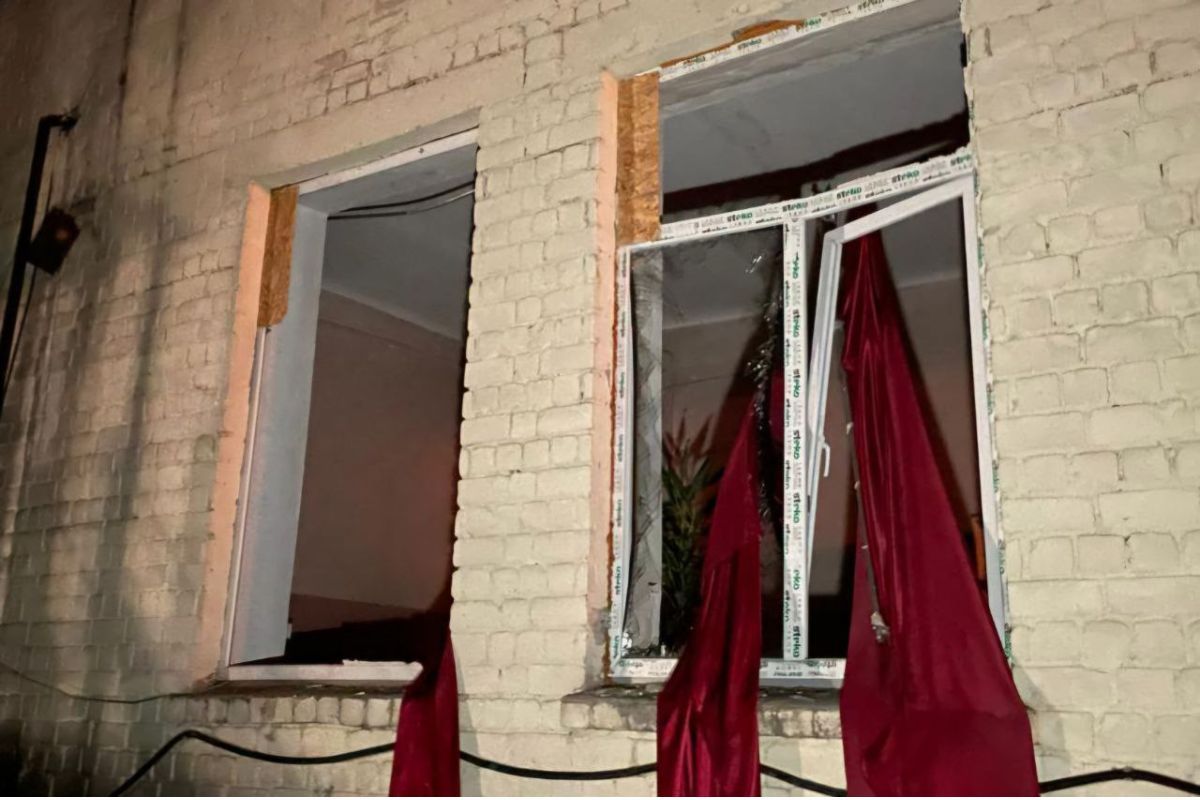 На місці удару розгорілася пожежа, яку приборкали рятувальники