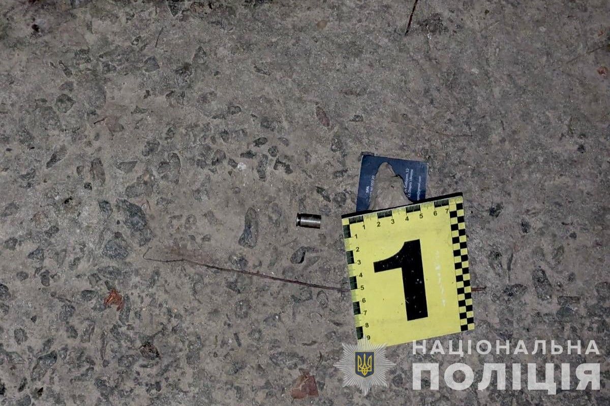 На месте преступления изъяли стреляные гильзы На месте преступления изъяли стреляные гильзы