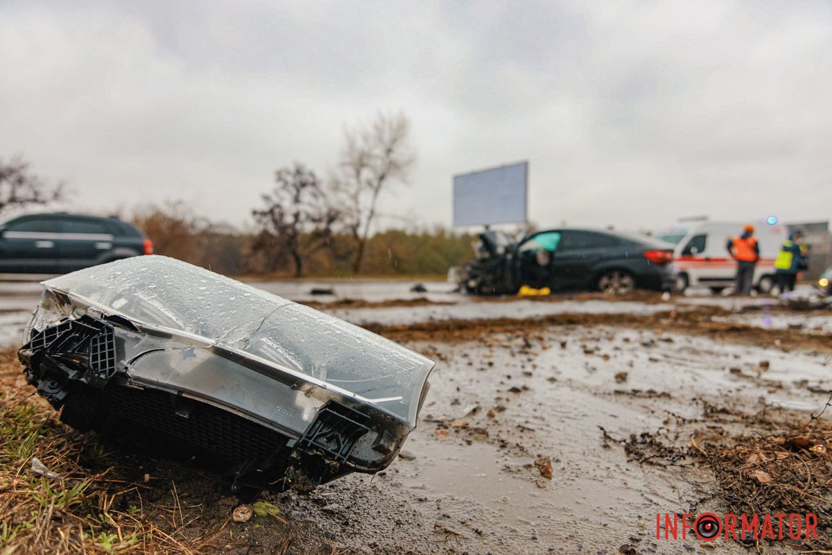 За попередньою інформацією, через слизьку дорогу авто влетіло у стовп За попередньою інформацією, через слизьку дорогу авто влетіло у стовп