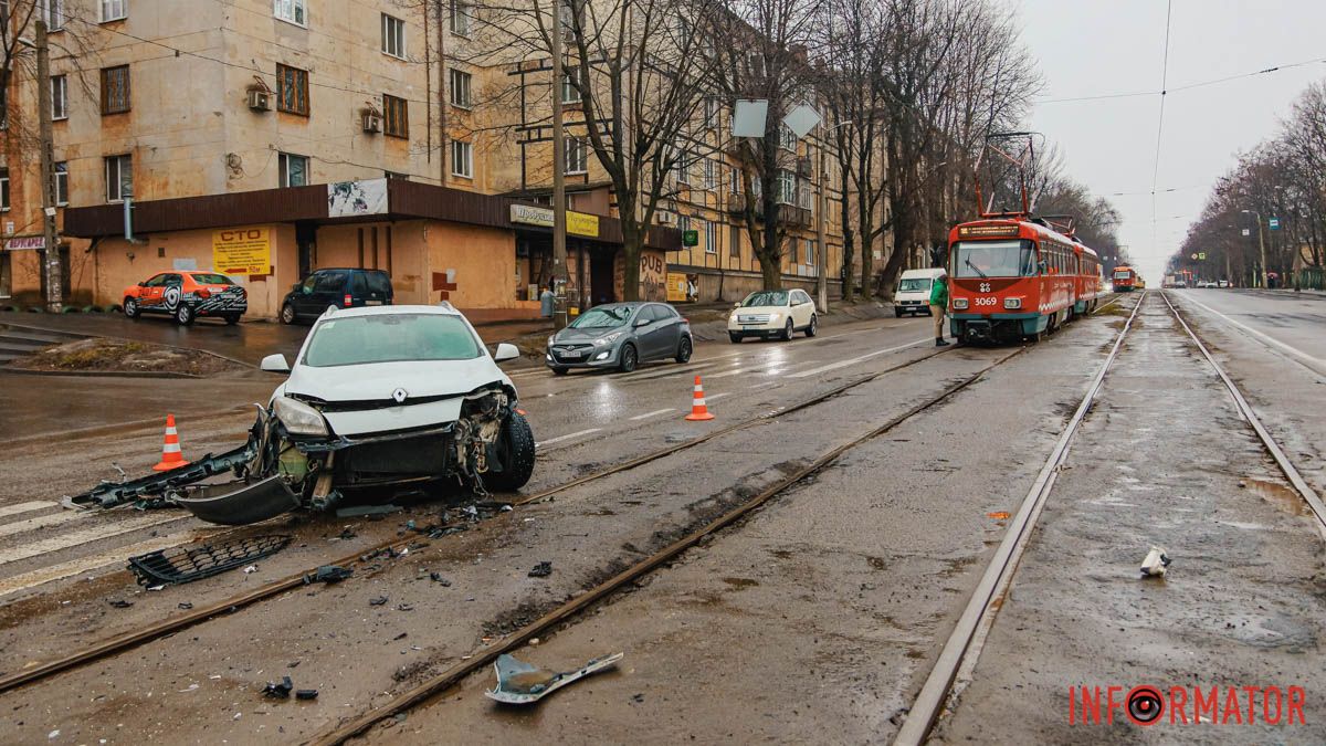 У Дніпрі на проспекті Івана Мазепи зіткнулися Mazda та Renault: заблокований рух трамвая №15