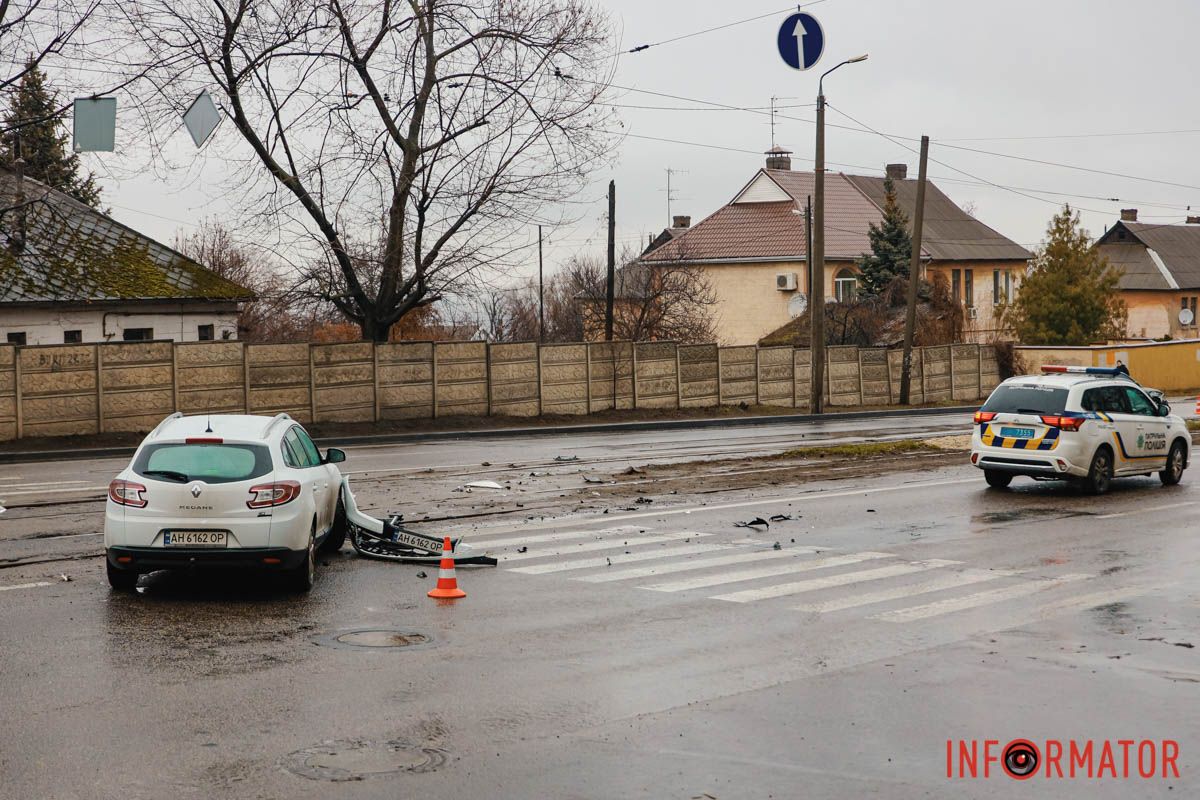 В Днепре, на перекрестке улицы Полковника Горленко и проспекта Ивана Мазепы, произошло ДТП В Днепре на проспекте Ивана Мазепы столкнулись Mazda и Renault: заблокировано движение трамвая №15 1