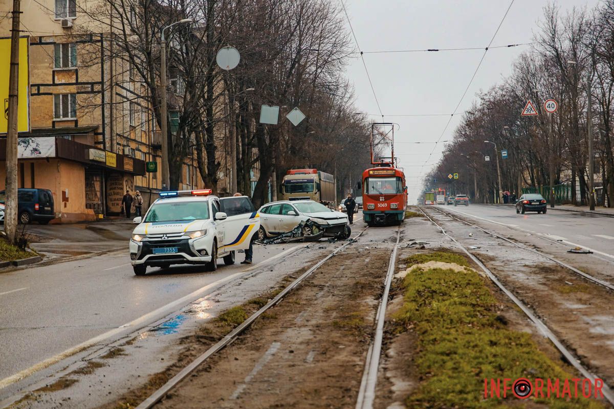 По предварительным данным от полиции, владелец Renault двигался по улице Полковника Горленко в сторону проспекта Ивана Мазепы В Днепре на проспекте Ивана Мазепы столкнулись Mazda и Renault: заблокировано движение трамвая №15 6