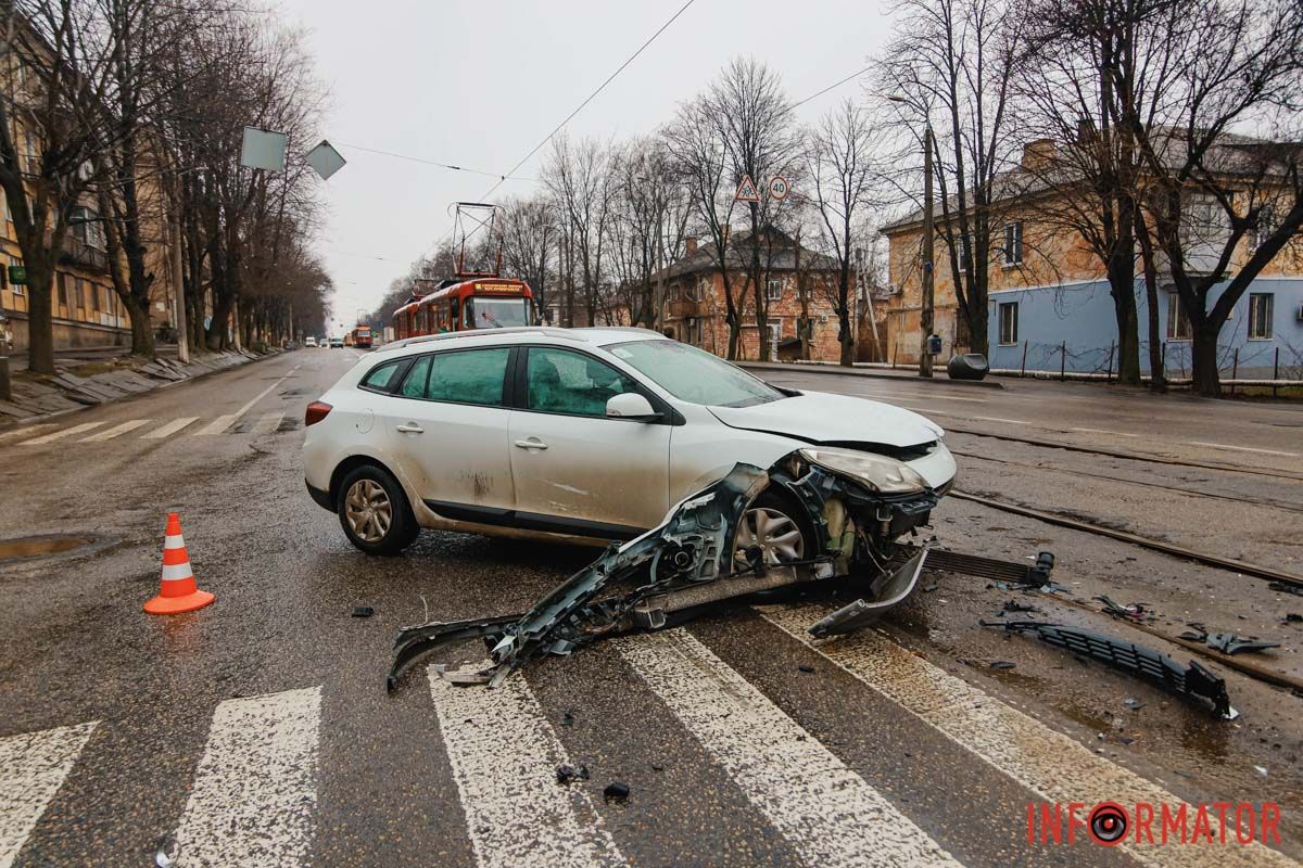 Об этом сообщает Информатор с места происшествия В Днепре на проспекте Ивана Мазепы столкнулись Mazda и Renault: заблокировано движение трамвая №15 5