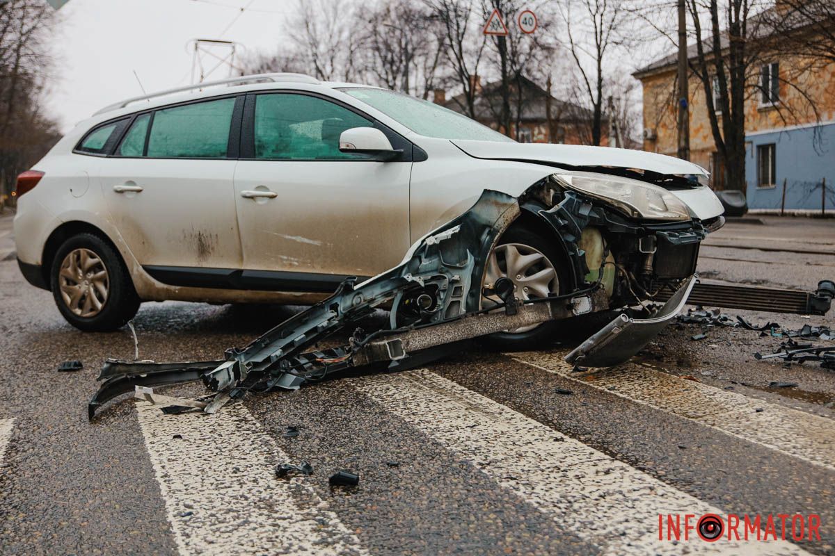 В результате аварии временно заблокировано движение трамвая №15 В Днепре на проспекте Ивана Мазепы столкнулись Mazda и Renault: заблокировано движение трамвая №15 4