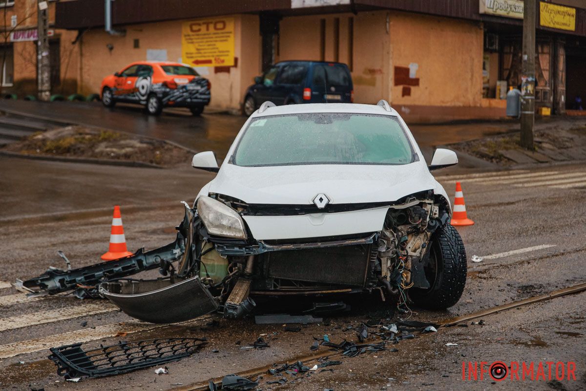 По предварительной информации, водителя Mazda забрала скорая В Днепре на проспекте Ивана Мазепы столкнулись Mazda и Renault: заблокировано движение трамвая №15 3