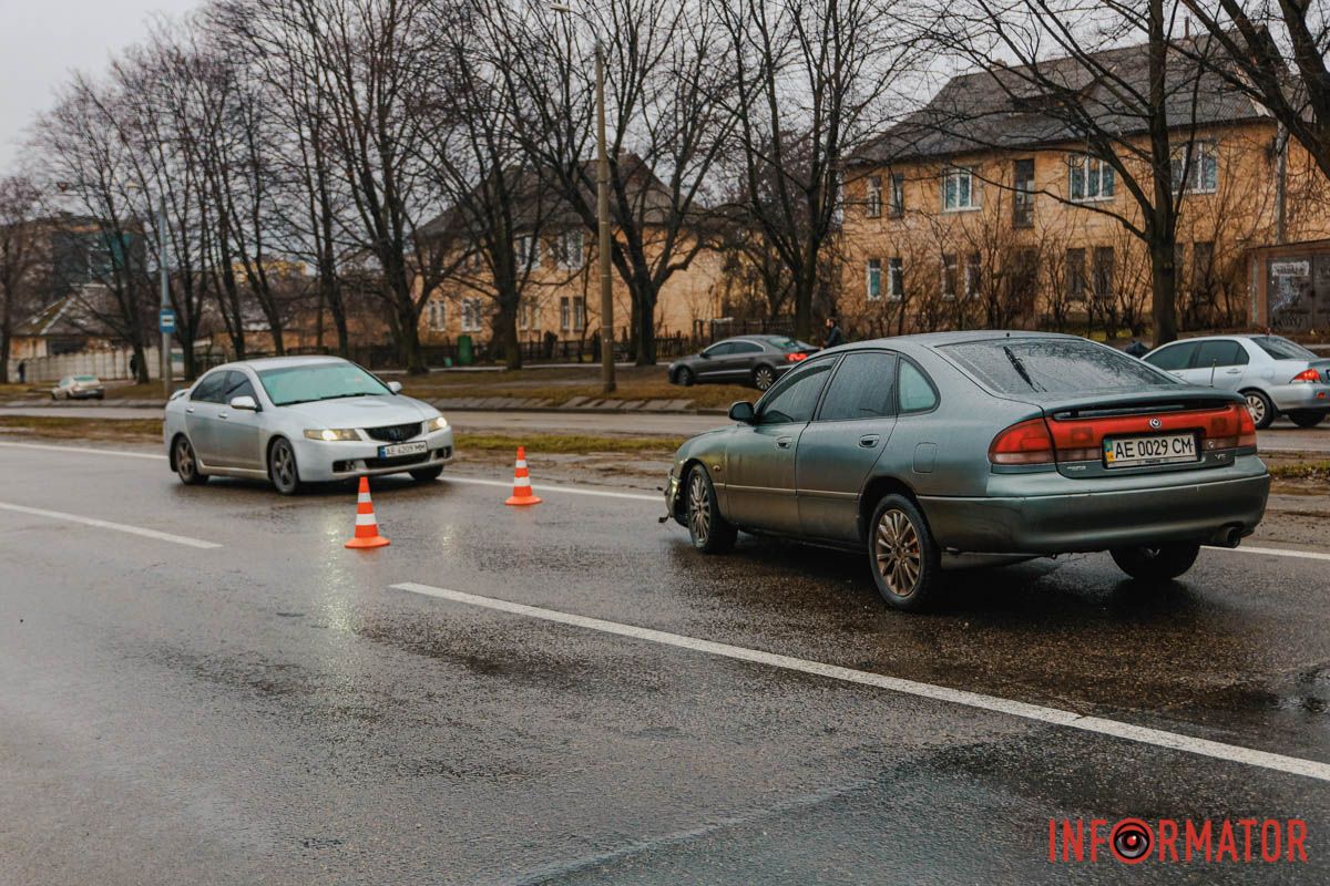 Там столкнулись Mazda и Renault В Днепре на проспекте Ивана Мазепы столкнулись Mazda и Renault: заблокировано движение трамвая №15 2