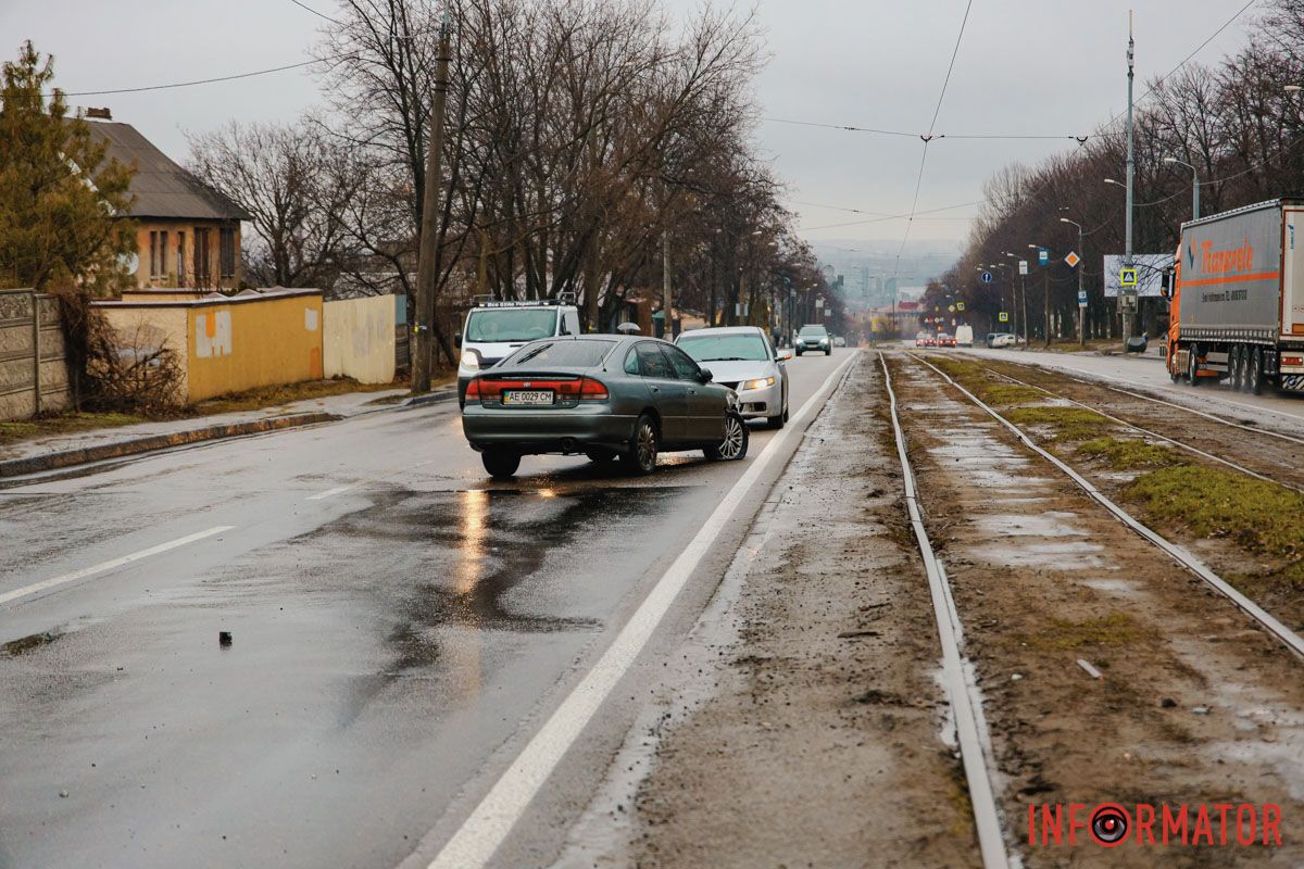 Кормчий Mazda ехал по проспекту Ивана Мазепы и на пересечении улицы Полковника Горленко автомобили столкнулись В Днепре на проспекте Ивана Мазепы столкнулись Mazda и Renault: заблокировано движение трамвая №15 7