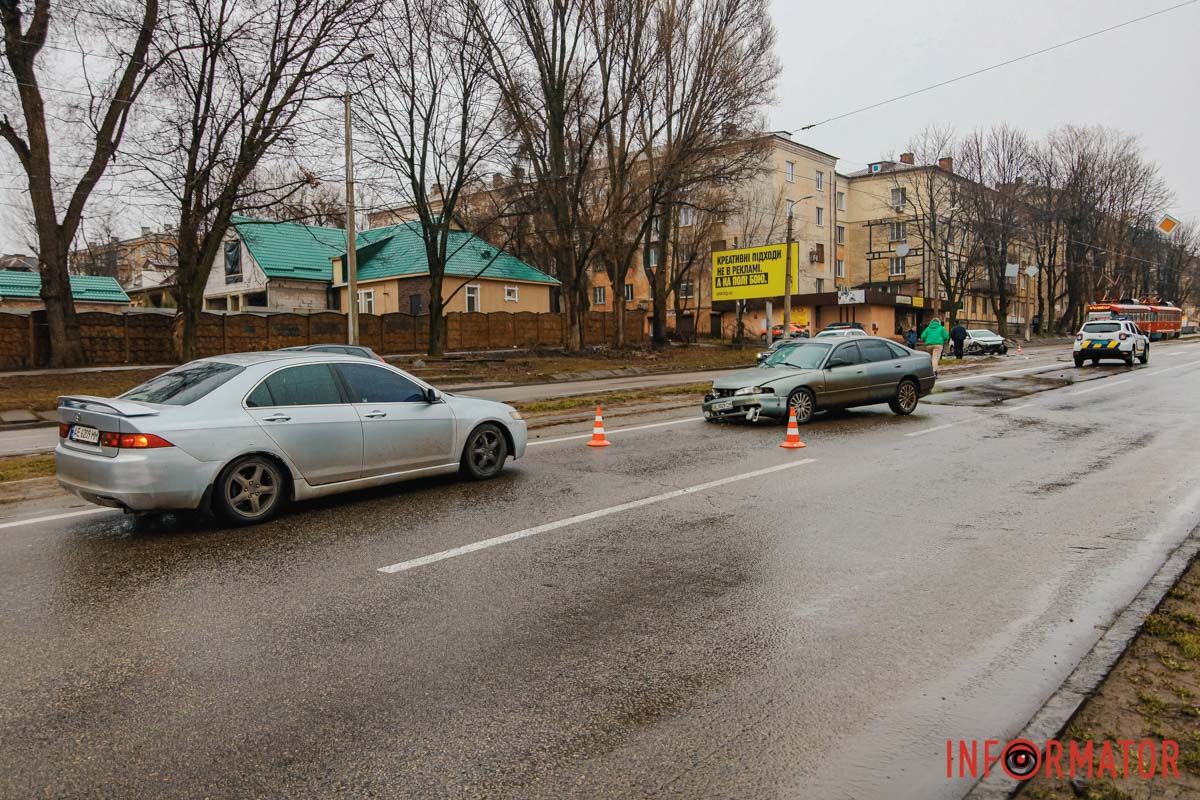 Водитель Mazda получил травму головы и находится в больнице В Днепре на проспекте Ивана Мазепы столкнулись Mazda и Renault: заблокировано движение трамвая №15 8