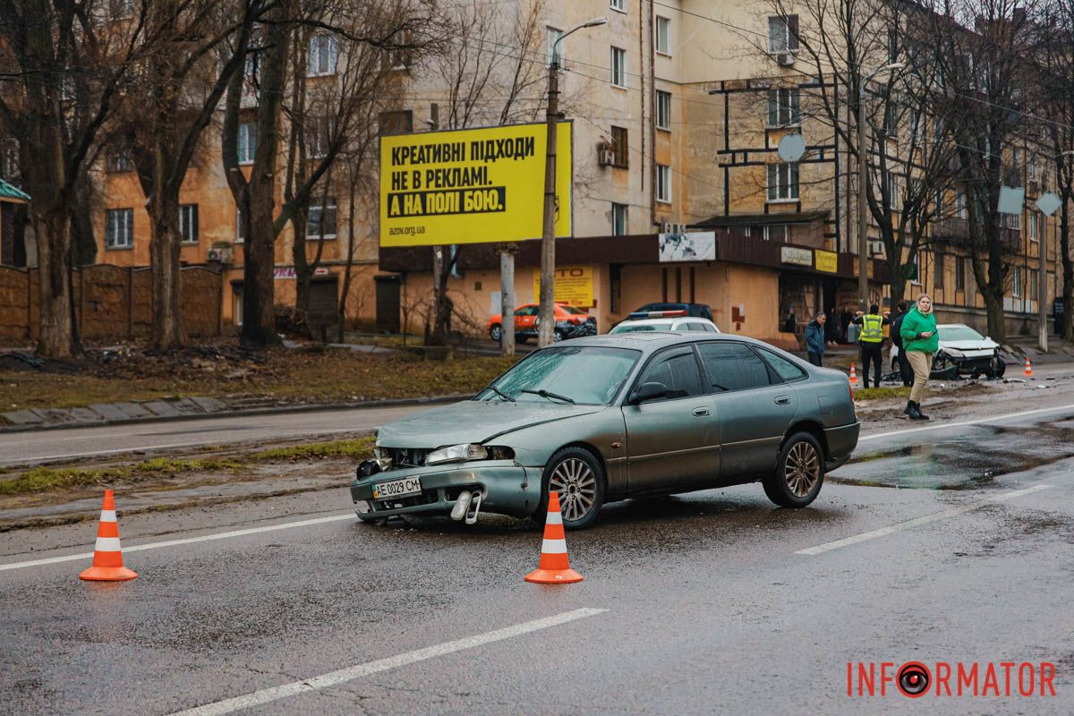 По состоянию на 13:00 движение трамвая №15 заблокировано В Днепре на проспекте Ивана Мазепы столкнулись Mazda и Renault: заблокировано движение трамвая №15 9