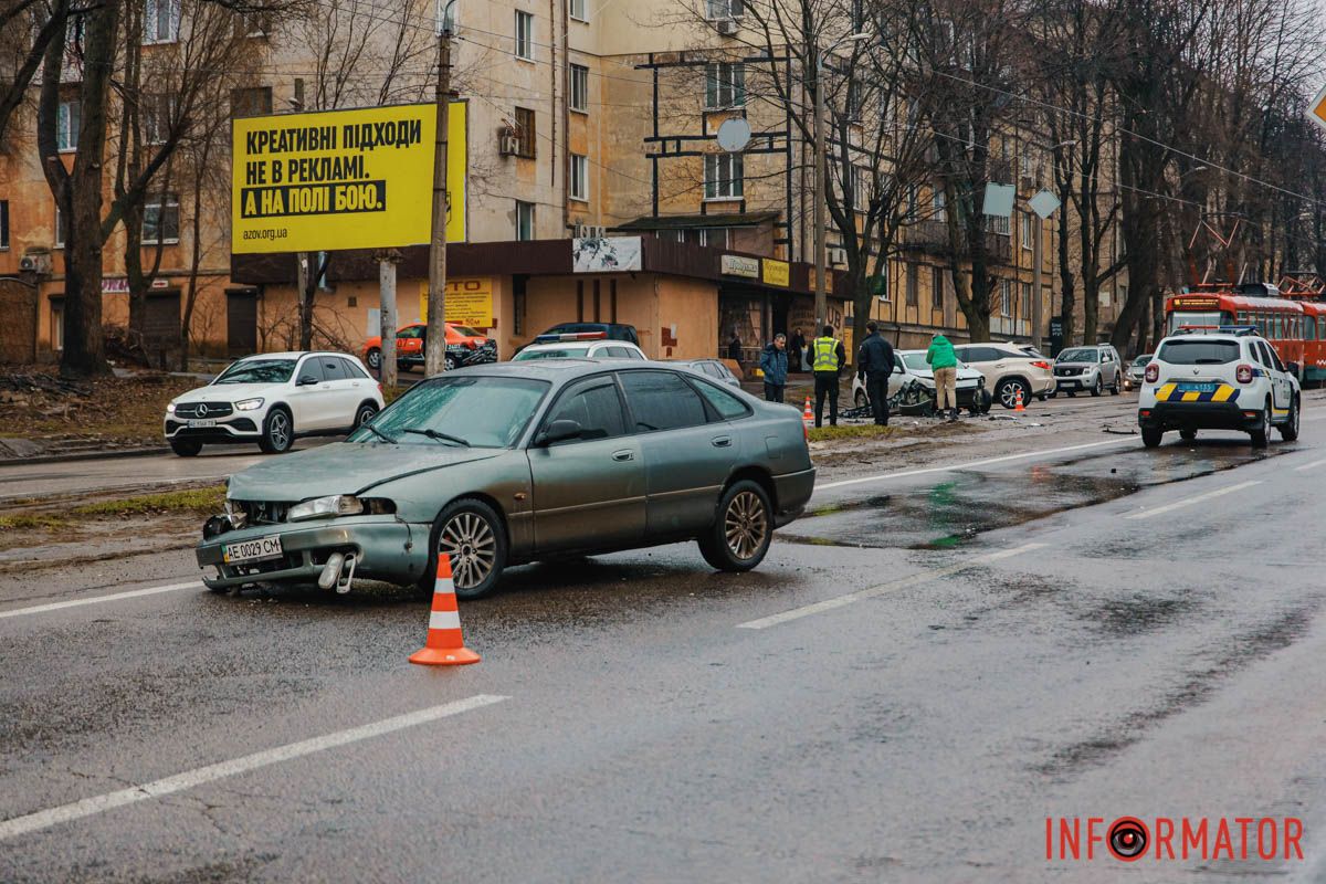 Учитывайте эту информацию при планировании собственных поездок В Днепре на проспекте Ивана Мазепы столкнулись Mazda и Renault: заблокировано движение трамвая №15 10