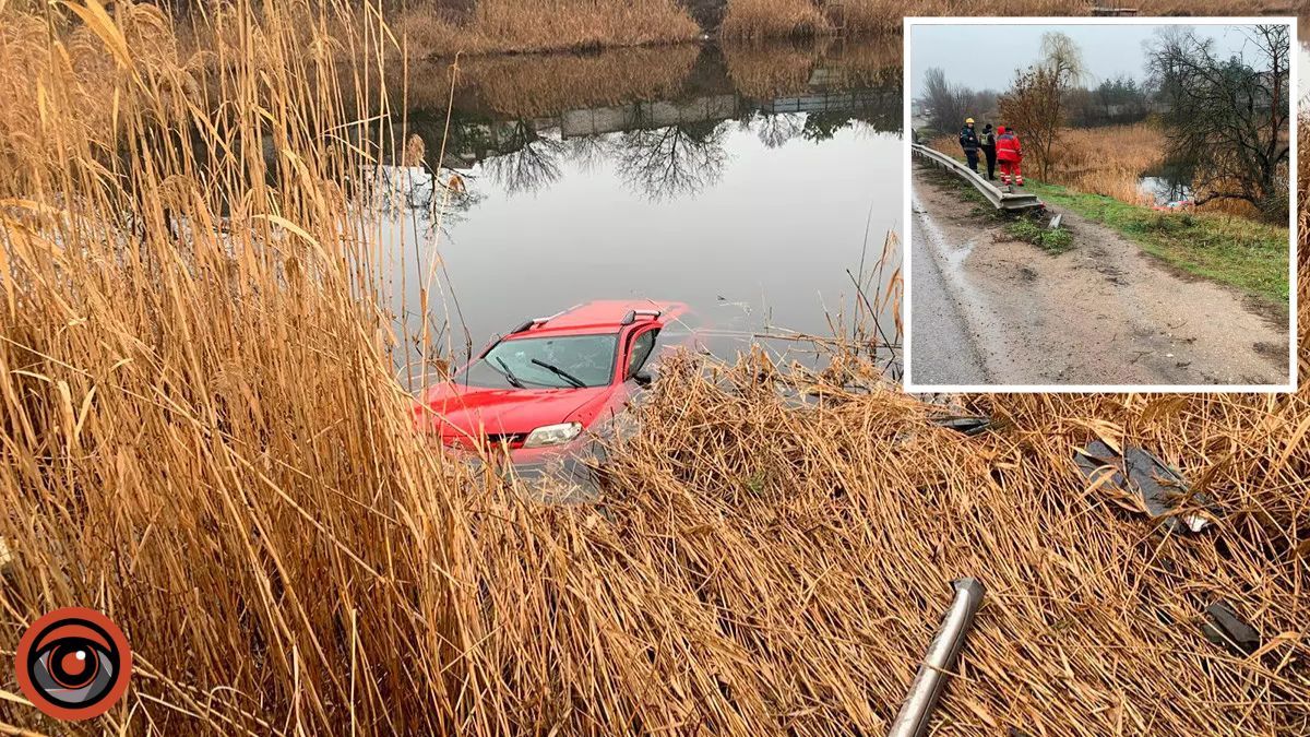 У Дніпропетровській області Mitsubishi наїхав на відбійник мосту та впав у річку: тіло водія діставали рятувальники