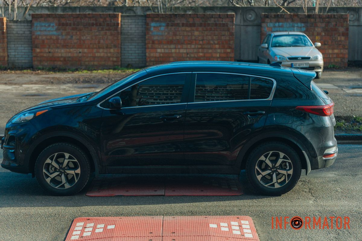 Автівка проїжджає обмежувачі руху