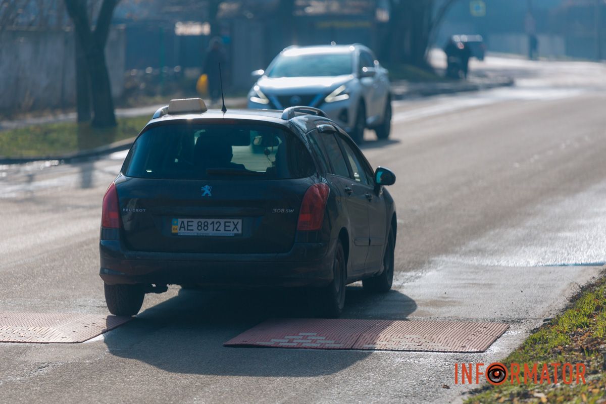 Відрізняються вони тим, що автівки з широкою колісною базою або водії двоколісних можуть легко об’їхати нерівність