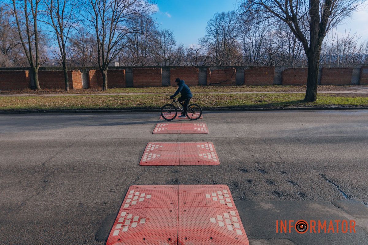 У Дніпрі на Надії Алексєєнко поблизу пішохідних переходів встановили обмежувачі руху 11