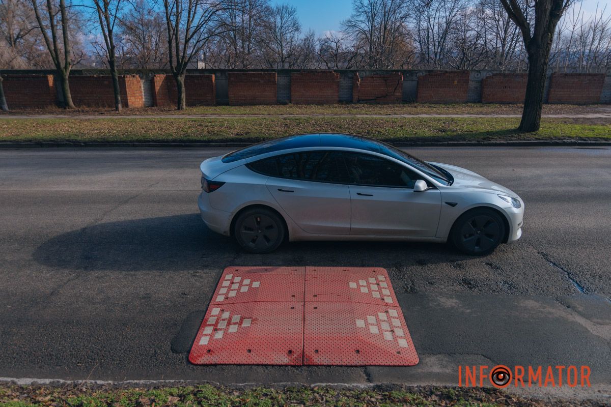 У Дніпрі на Надії Алексєєнко поблизу пішохідних переходів встановили обмежувачі руху 12