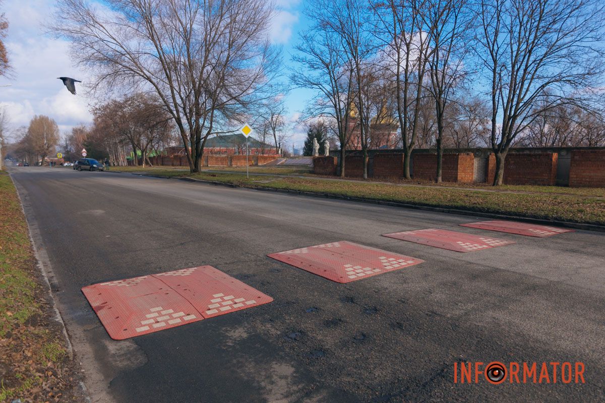 У Дніпрі на Надії Алексєєнко поблизу пішохідних переходів встановили обмежувачі руху 13