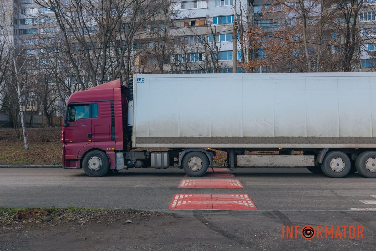 У Дніпрі на Надії Алексєєнко поблизу пішохідних переходів встановили обмежувачі руху 16