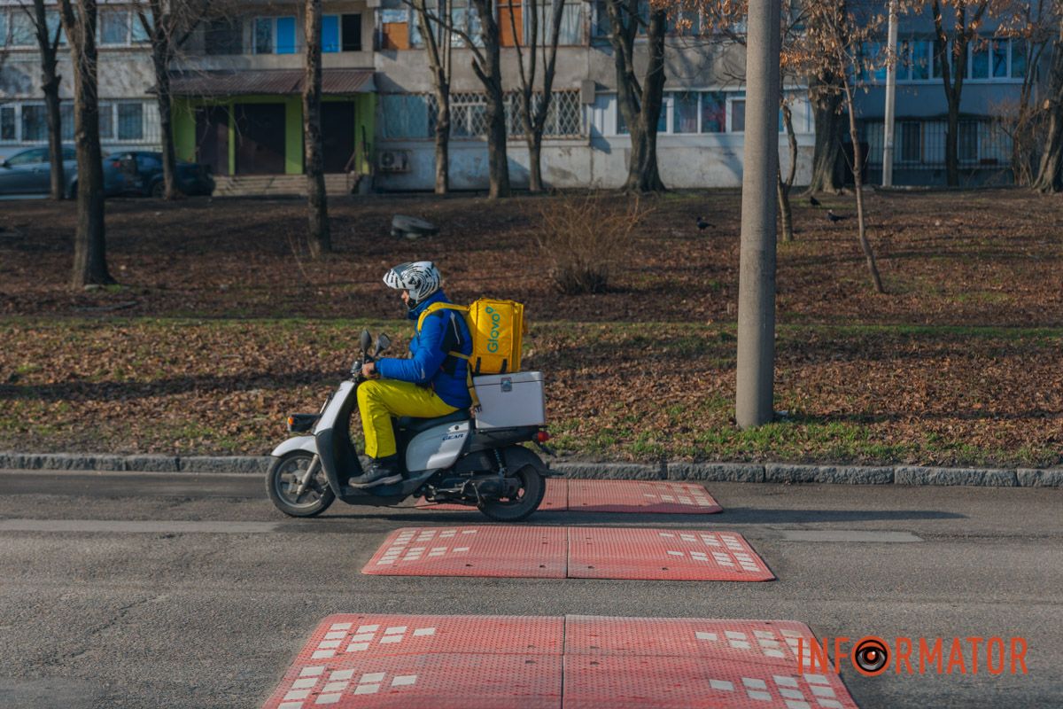 У Дніпрі на Надії Алексєєнко поблизу пішохідних переходів встановили обмежувачі руху 15