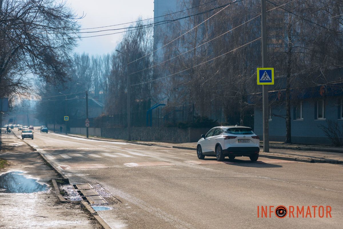 У Дніпрі на Надії Алексєєнко поблизу пішохідних переходів встановили обмежувачі руху 14