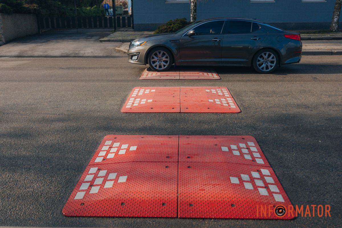 У Дніпрі на Надії Алексєєнко поблизу пішохідних переходів встановили обмежувачі руху 18