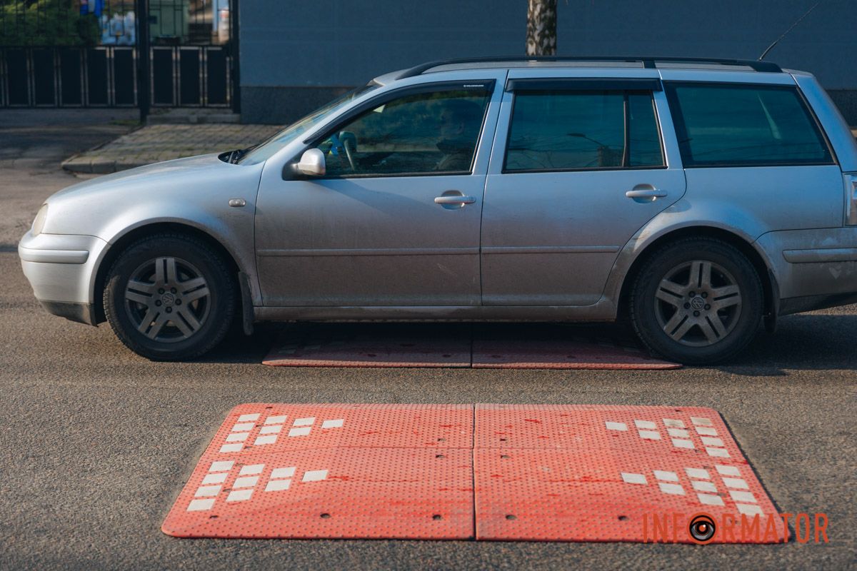 У Дніпрі на Надії Алексєєнко поблизу пішохідних переходів встановили обмежувачі руху 19