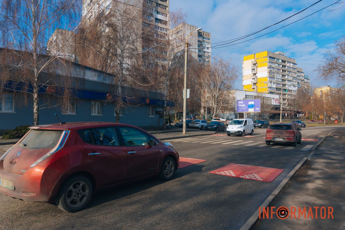 У Дніпрі на Надії Алексєєнко поблизу пішохідних переходів встановили обмежувачі руху 17