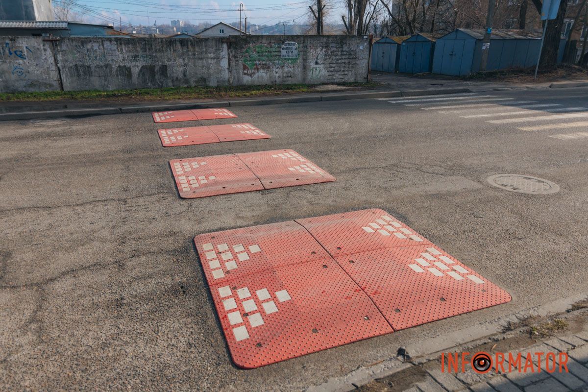 У Дніпрі на Надії Алексєєнко поблизу пішохідних переходів встановили обмежувачі руху 20