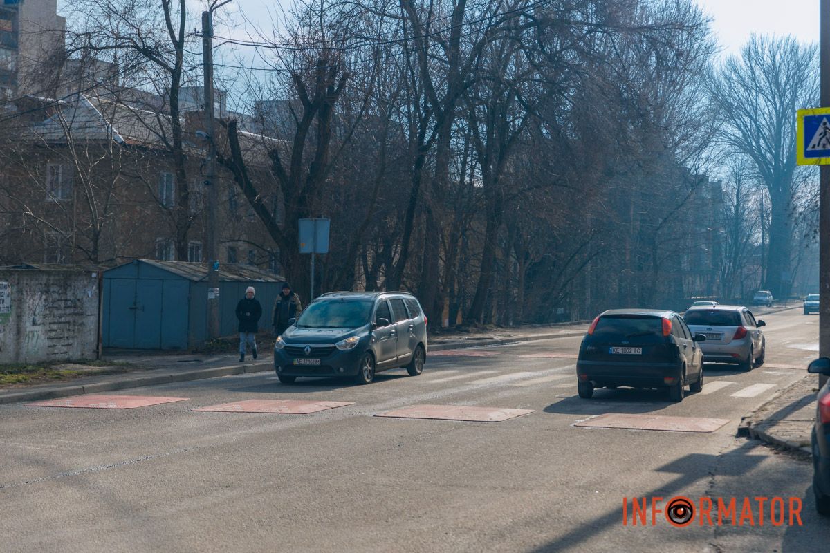 У Дніпрі на Надії Алексєєнко поблизу пішохідних переходів встановили обмежувачі руху 21