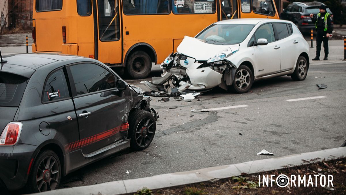 У Дніпрі на Савченка зіткнулись Fiat та Nissan: рух ускладнено