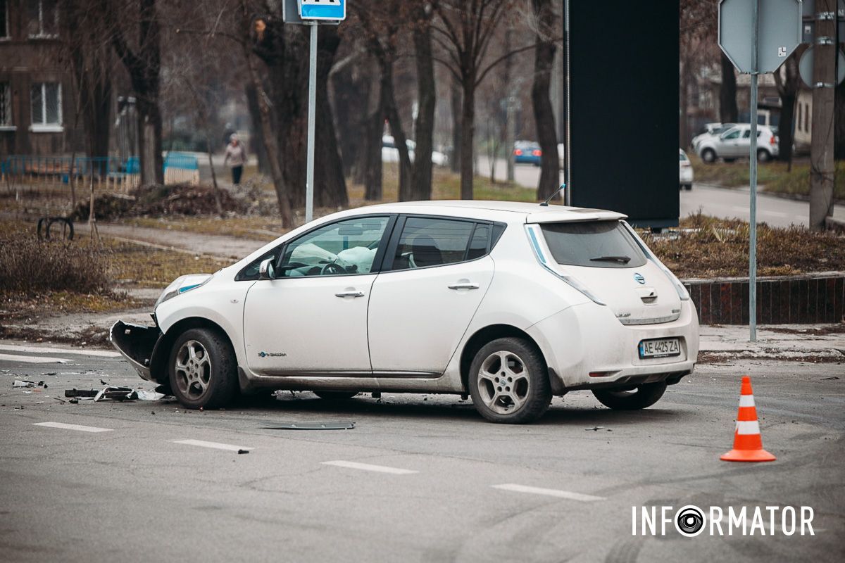 Машини розвернуло від удару У Дніпрі на Савченка зіткнулись Fiat та Nissan: рух ускладнено 17