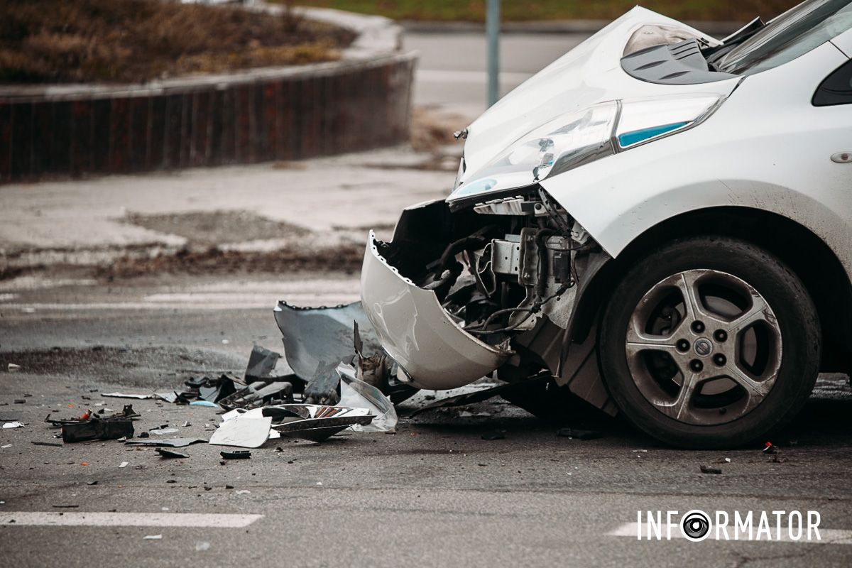 Частина авто перетворилася на металобрухт У Дніпрі на Савченка зіткнулись Fiat та Nissan: рух ускладнено 18