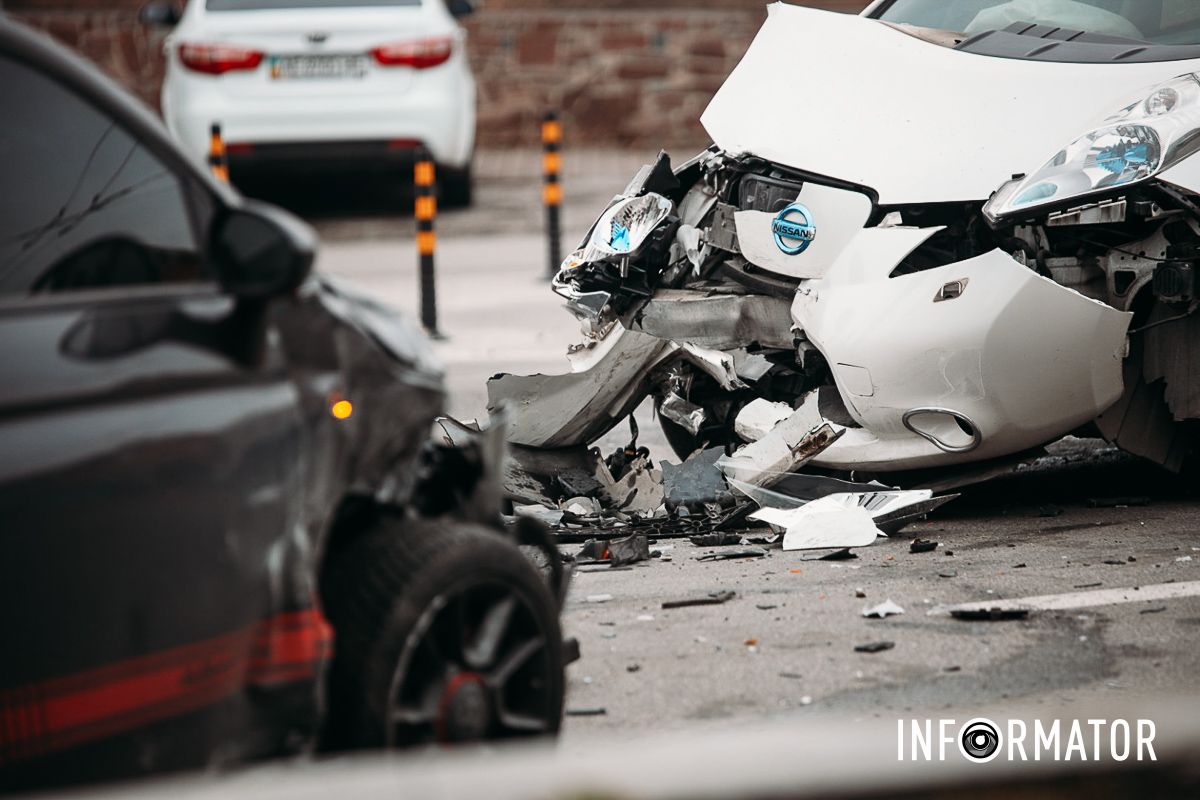 Коли машини приберуть - не уточнюється У Дніпрі на Савченка зіткнулись Fiat та Nissan: рух ускладнено 20