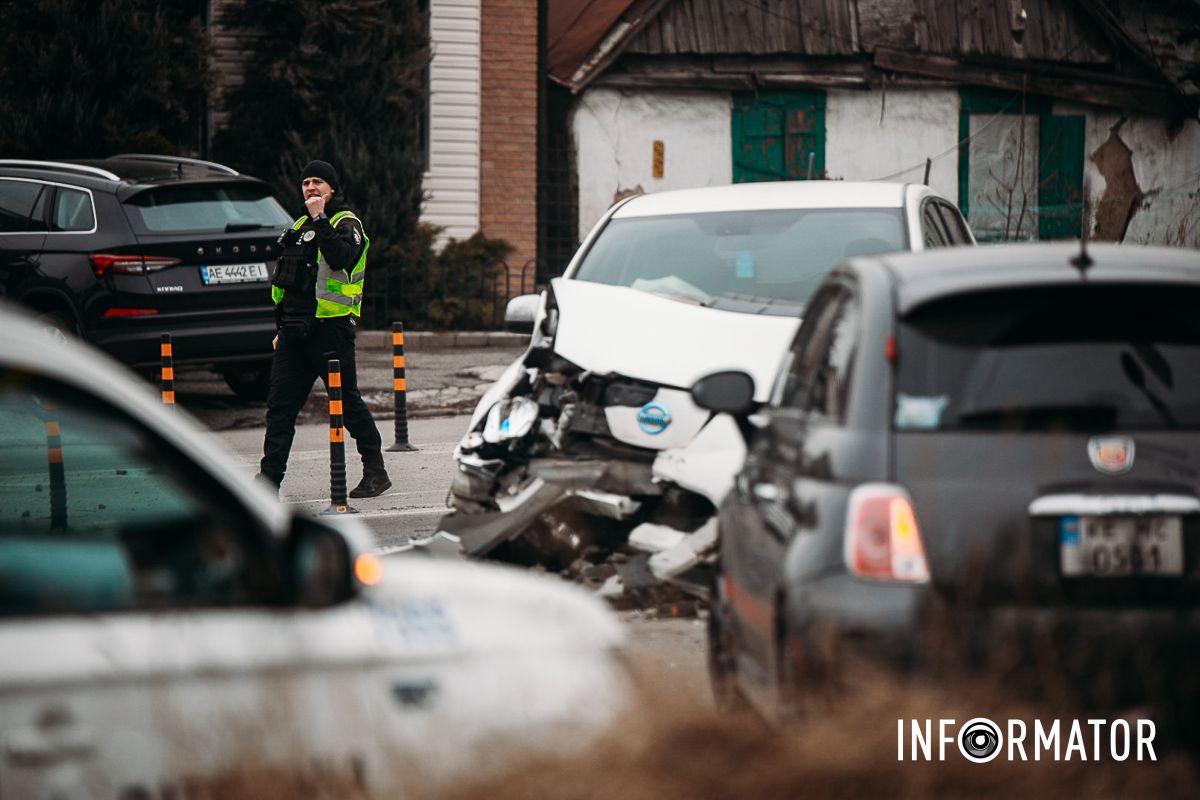 Усі обставини аварії встановлюються У Дніпрі на Савченка зіткнулись Fiat та Nissan: рух ускладнено 21