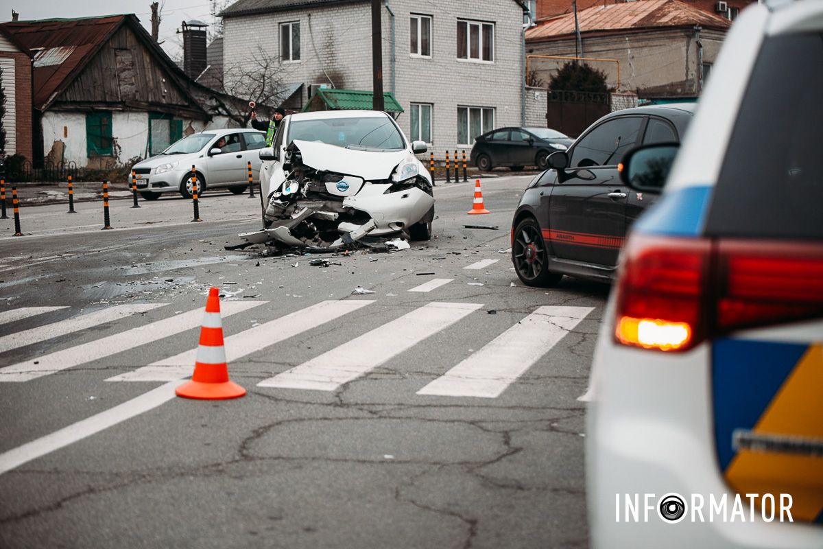 Поруч знаходиться пішохідний перехід У Дніпрі на Савченка зіткнулись Fiat та Nissan: рух ускладнено 22