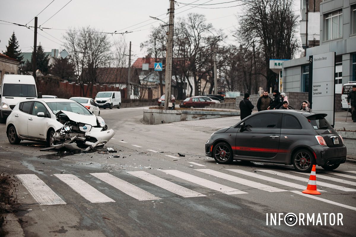 Тут зіткнулись Fiat та Nissan У Дніпрі на Савченка зіткнулись Fiat та Nissan: рух ускладнено 2