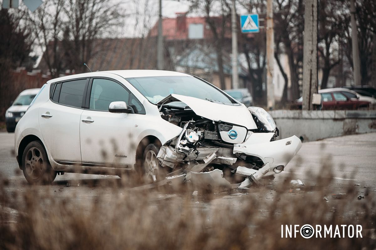 Станом на 10:40 на місці працювали патрульні поліцейські У Дніпрі на Савченка зіткнулись Fiat та Nissan: рух ускладнено 3