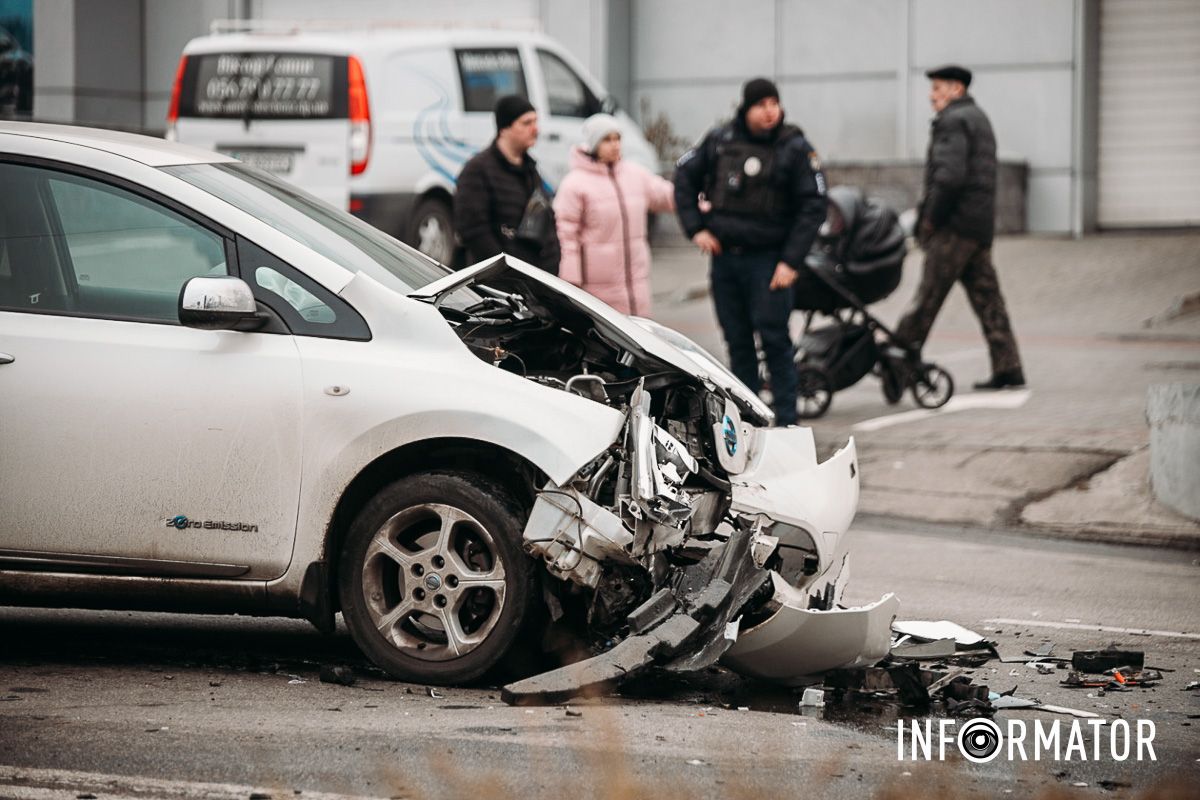 Також на місці подій були і медики У Дніпрі на Савченка зіткнулись Fiat та Nissan: рух ускладнено 4