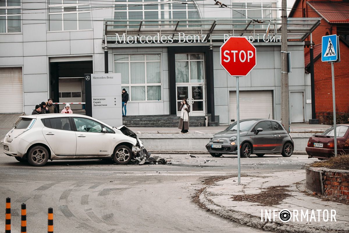 Попередню інформацію про аварію надали патрульні У Дніпрі на Савченка зіткнулись Fiat та Nissan: рух ускладнено 6