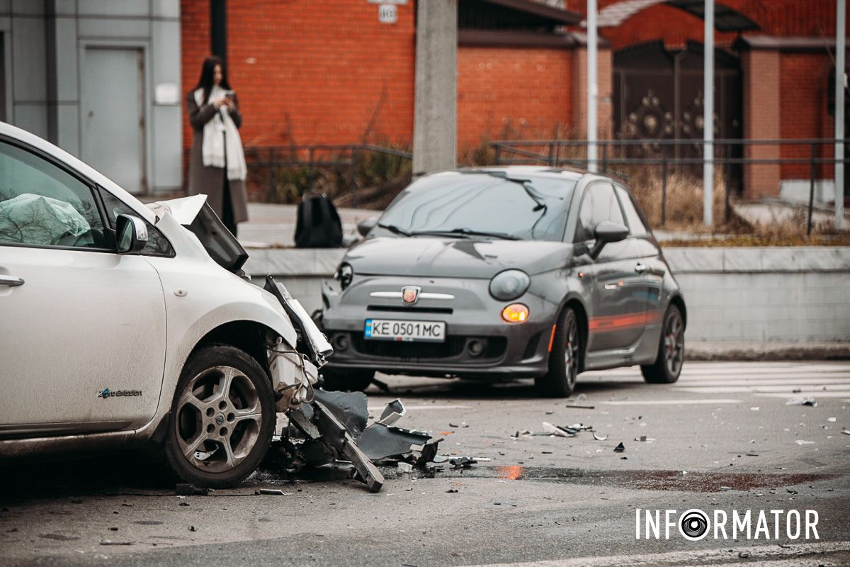 За їхніми даними, Fiat рухався по вулиці Юрія Савченка з боку вулиці Робочої у напрямку Кавалерійської У Дніпрі на Савченка зіткнулись Fiat та Nissan: рух ускладнено 7
