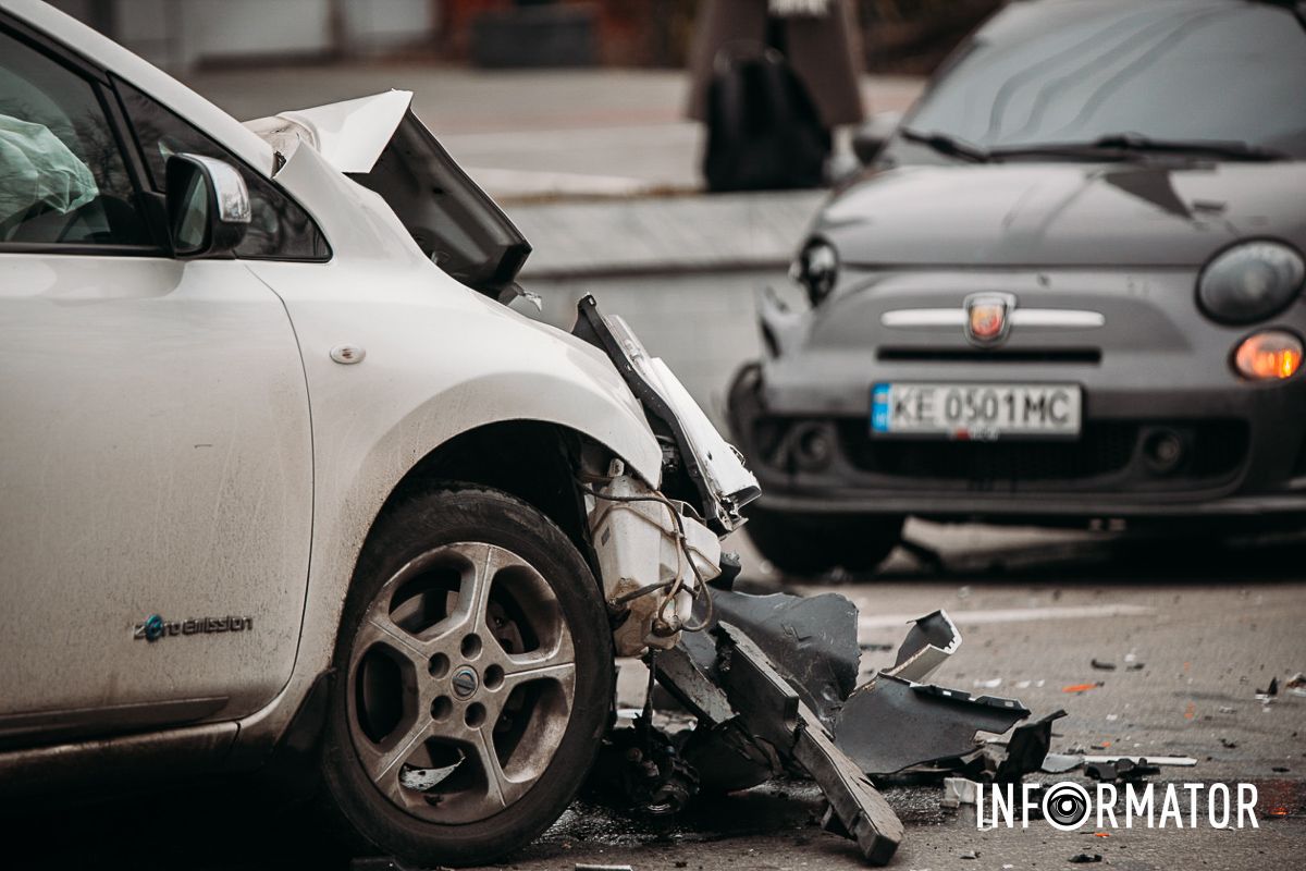 Ймовірно, він не надав перевагу у русі У Дніпрі на Савченка зіткнулись Fiat та Nissan: рух ускладнено 9