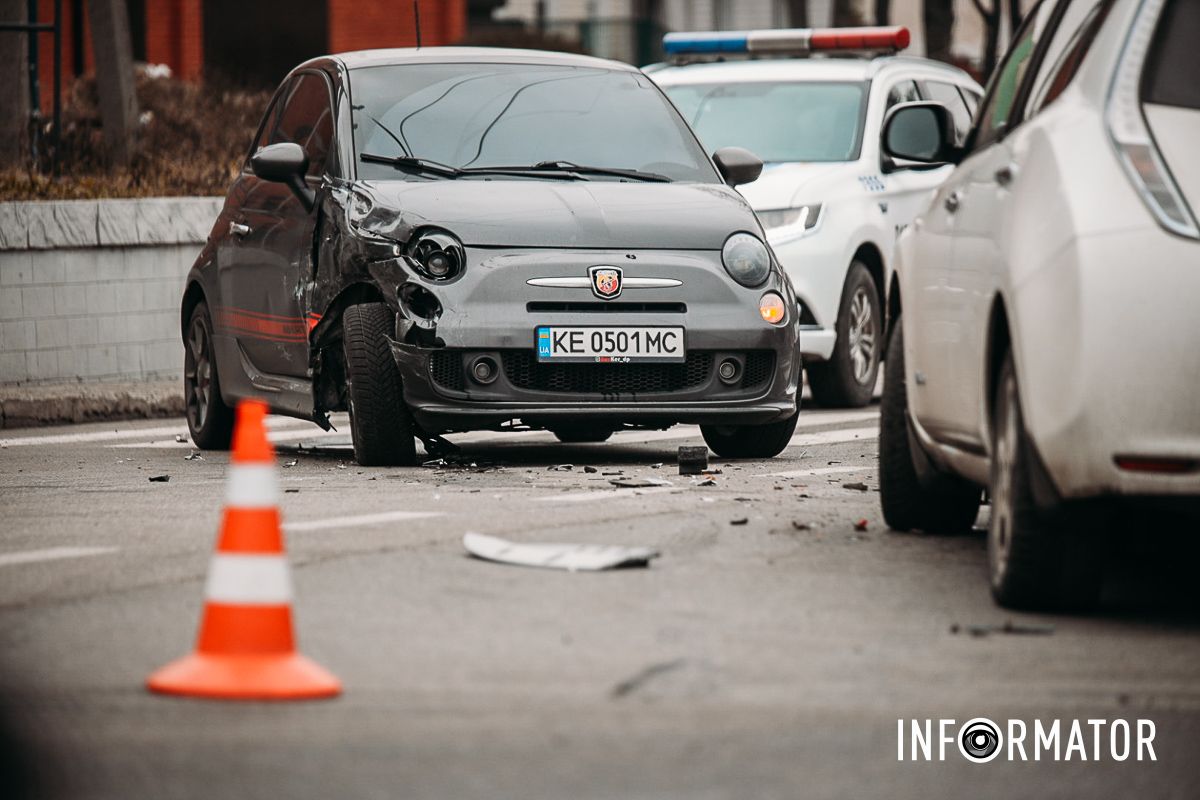 У Nissan зімʼята практично вся передня частина У Дніпрі на Савченка зіткнулись Fiat та Nissan: рух ускладнено 11
