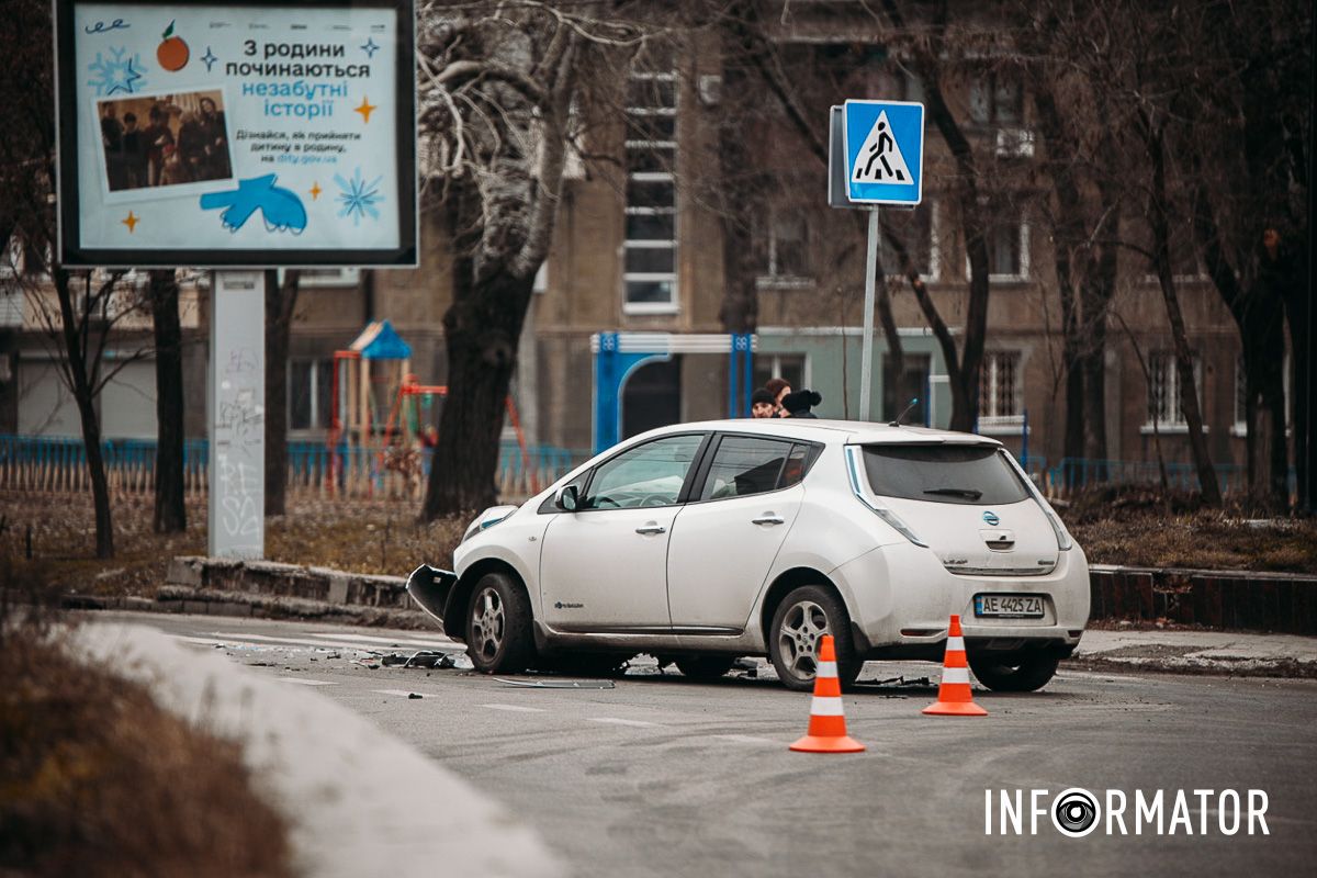 Тролейбус "Б" заблокований У Дніпрі на Савченка зіткнулись Fiat та Nissan: рух ускладнено 14